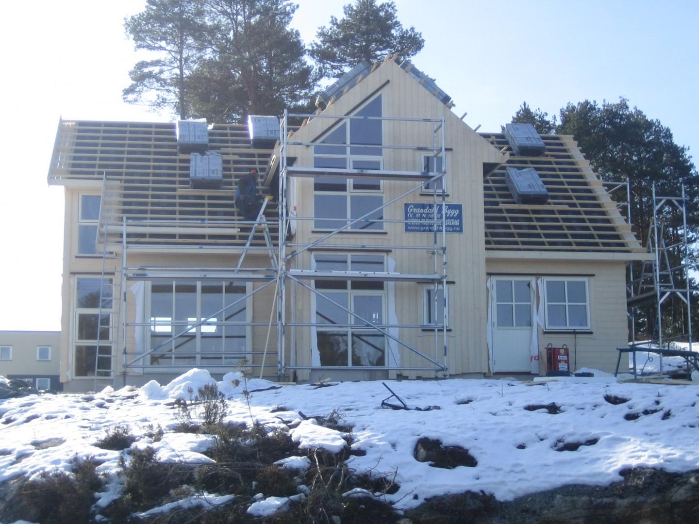 Hus med ny kledning og store vinduer i gavlen