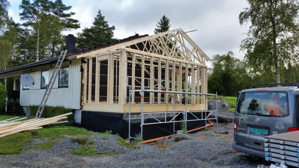 Reisverk til et tilbygg på et eksisterende hus